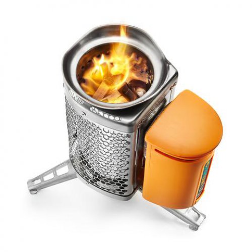 Zestaw: kuchenka Biolite Campstove 2, czajnik, nasadka do grillowania. Lampka LED nie jest widoczna na zdjęciu.
